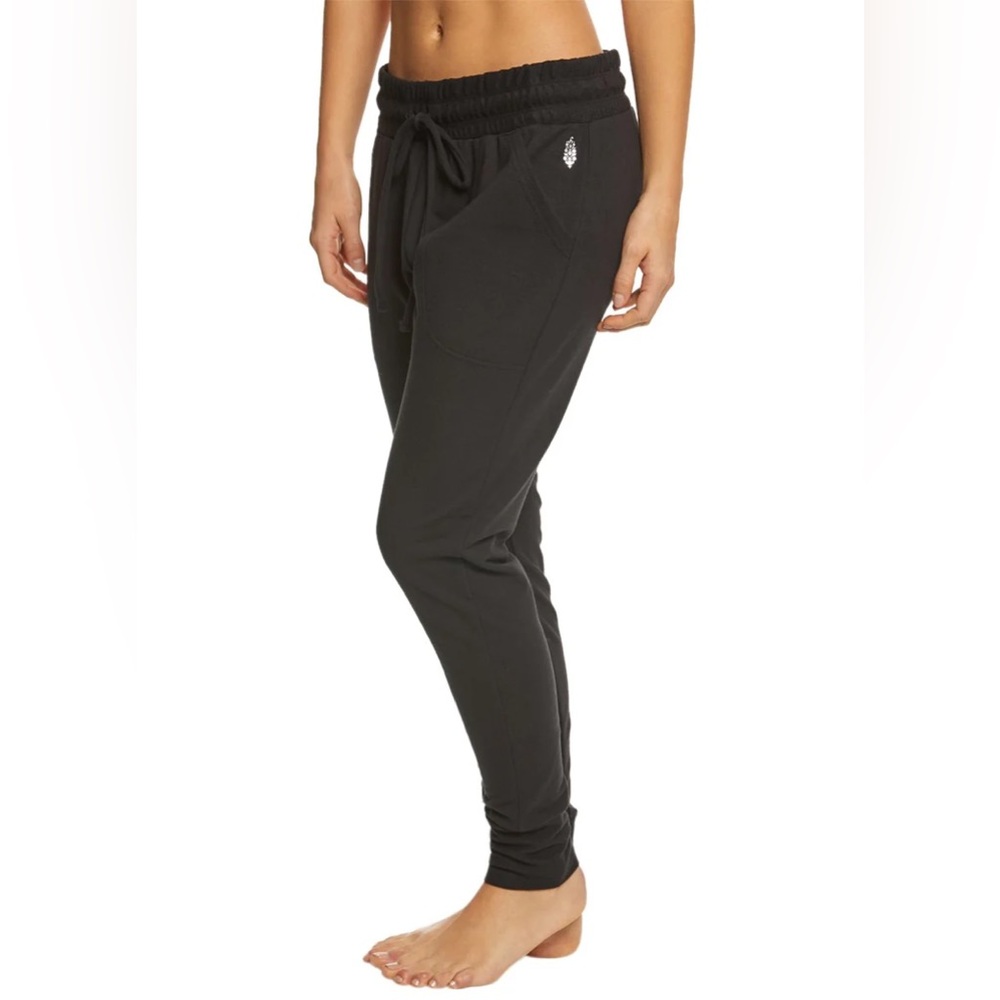 Free People Movement Sunny Skinny Sweat Pants in Black | Size Medium